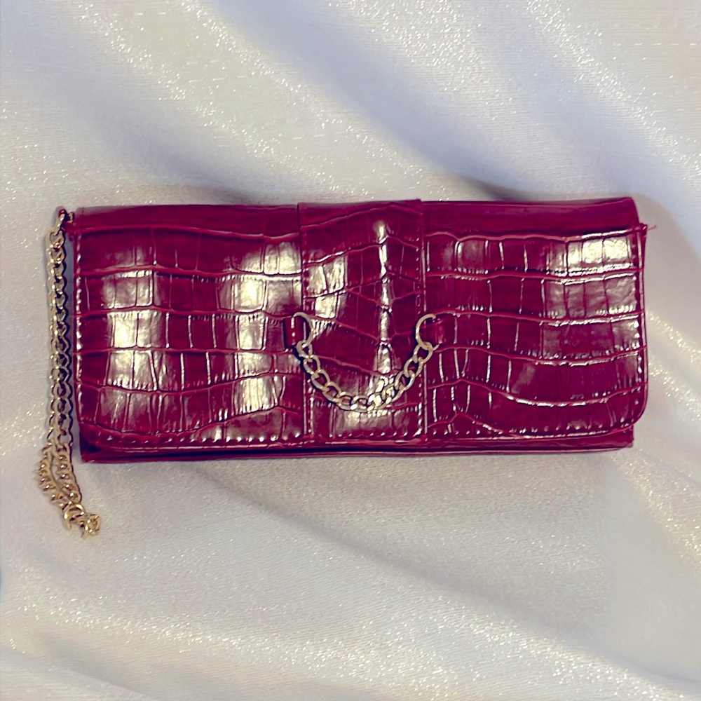 Adorable & classy clutch purse! Alligator design w/gold wristlet chain. Like new